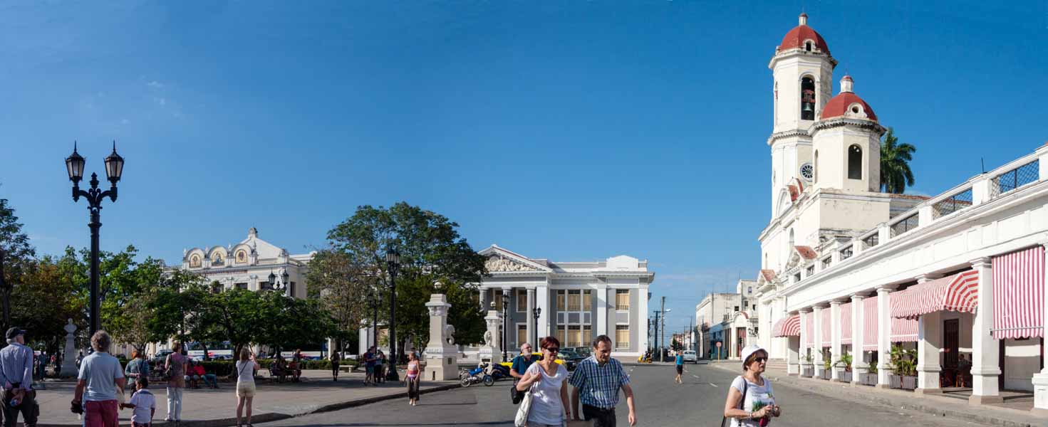 Plaza de Armas img_1842-pano.jpg
